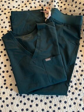 Figs Women’s Caribbean Blue Scrub Set in Catarina/Kade Size M